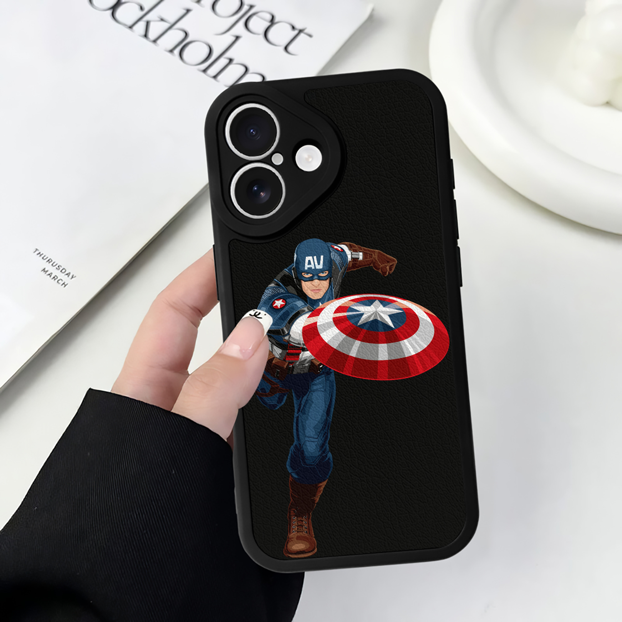 （画像用） アベンジャーズ The Avengers 【iPhone 16シリーズ対応】シリコンスマホケース（レザー調） 材質：シリコン